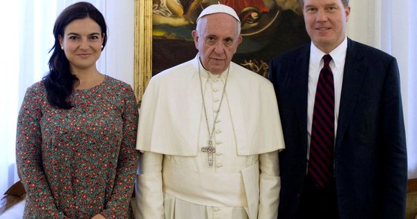 Foto: El estadounidense Greg Burke y la española Paloma García Ovejero con el papa Francisco. (EFE)