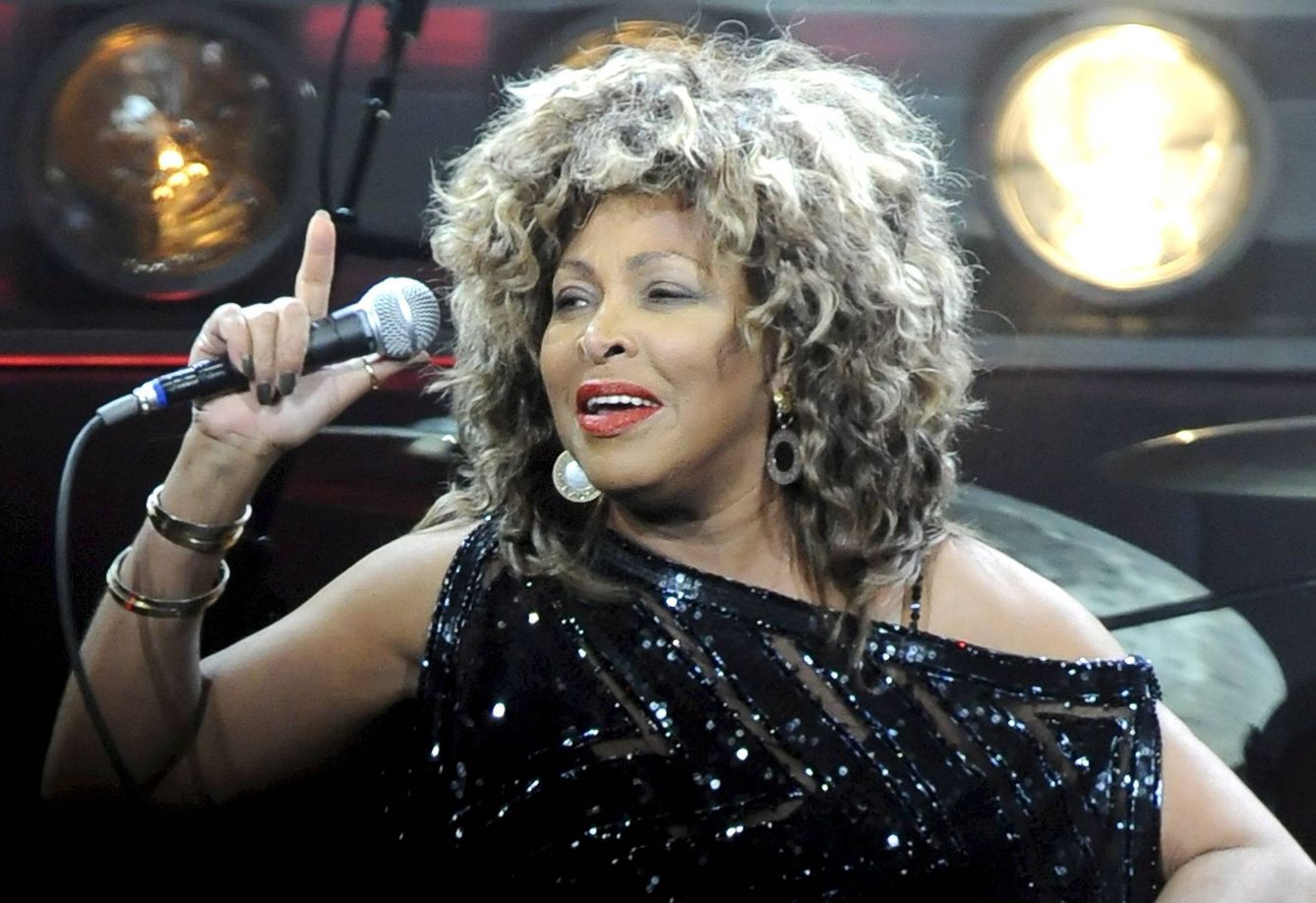 La cantante estadounidense Tina Turner actúa en el estadio O2 World de Berlín en 2009. (EFE/Britta Pedersen)