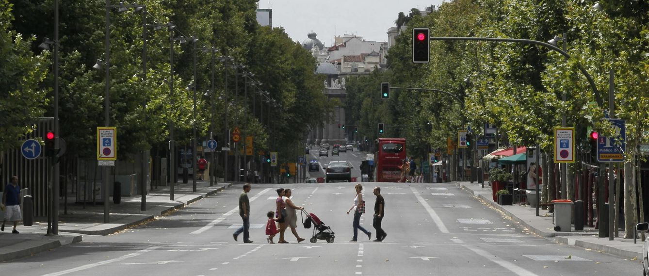 Una imagen de la calle de Serrano, con la Puerta de Alcalá al fondo. (EFE)
