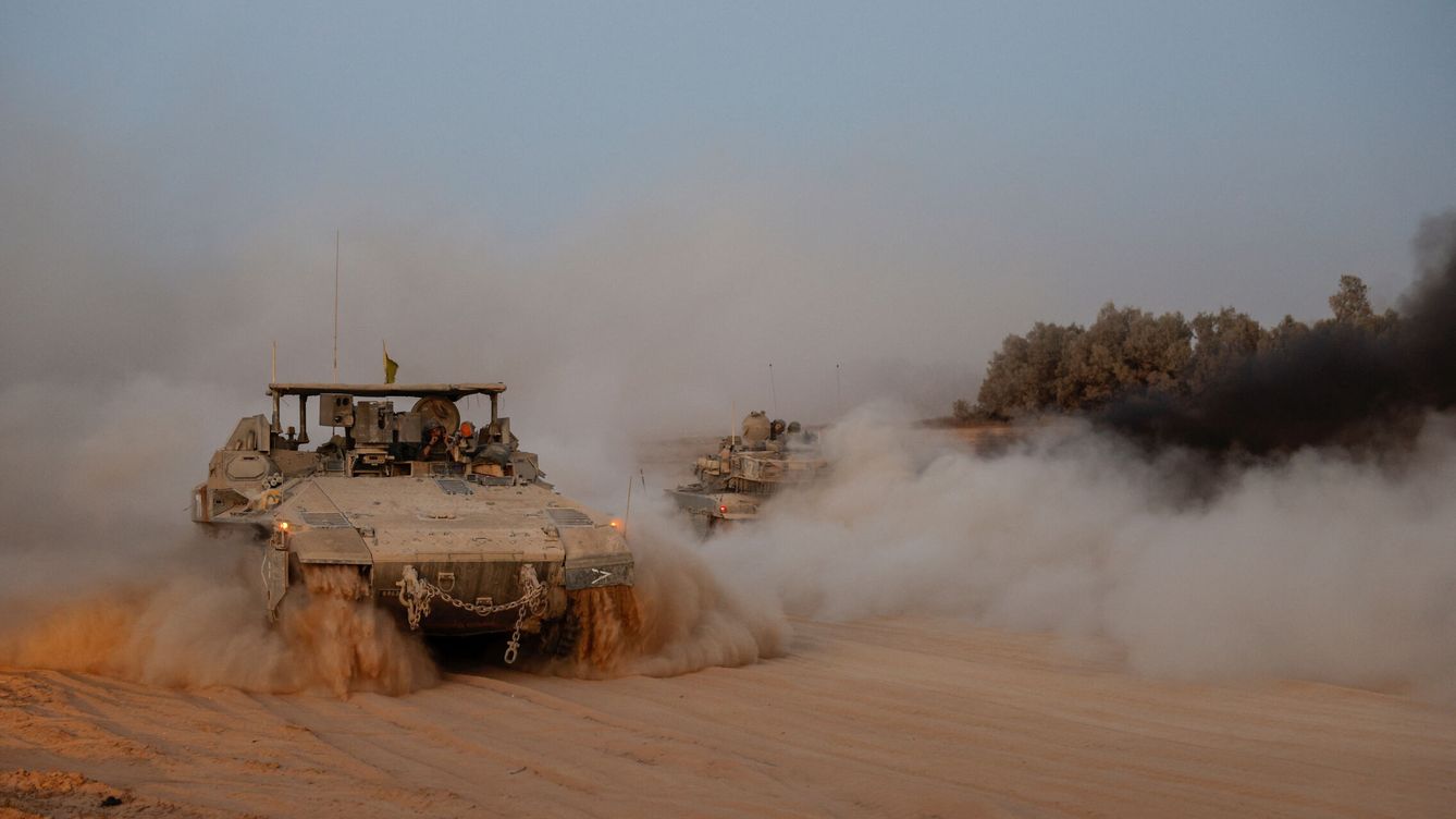 Foto: Un tanque israelí en la frontera con Gaza. (Reuters/Amir Cohen)