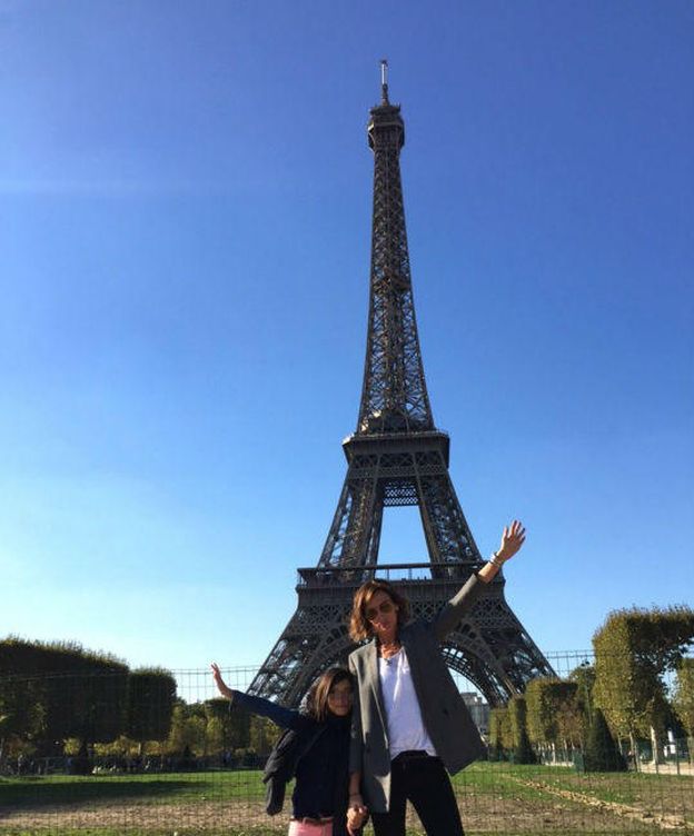 Foto: Nieves Álvarez y su hija, bajo la Torre Eiffel