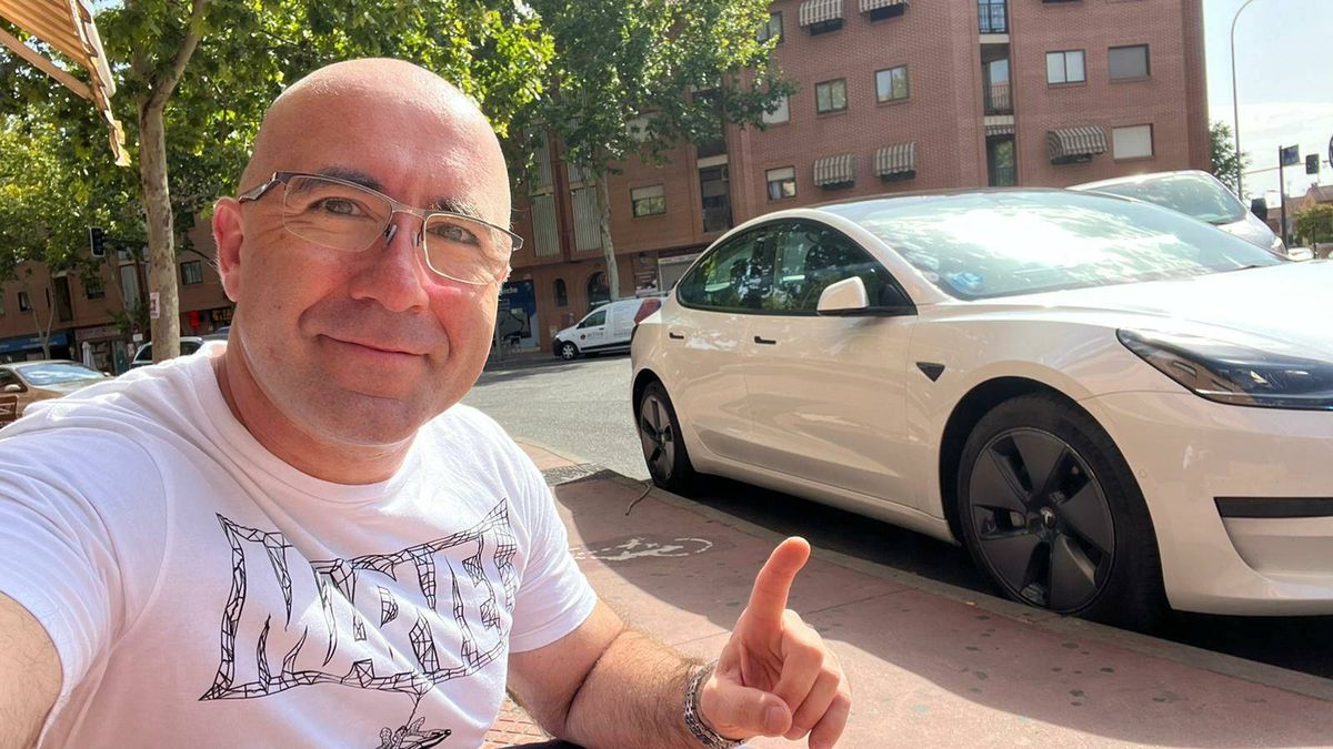 "Soñaba con tener un Tesla". Las peripecias del 'youtuber' que recorre España en un eléctrico