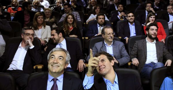 Foto: El presidente de Ciudadanos, Albert Rivera (d), y el responsable de Economía y Empleo de Ciudadanos, Luis Garicano (i). (EFE)