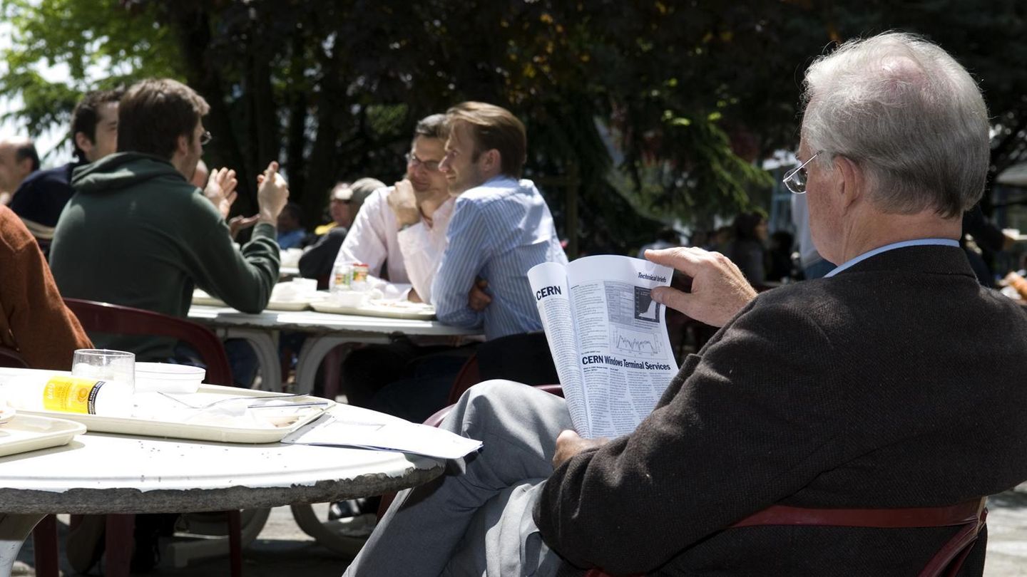 Los científicos disfrutan de un día soleado en la terraza de la cafetería. (Maximilien Brice/CERN)