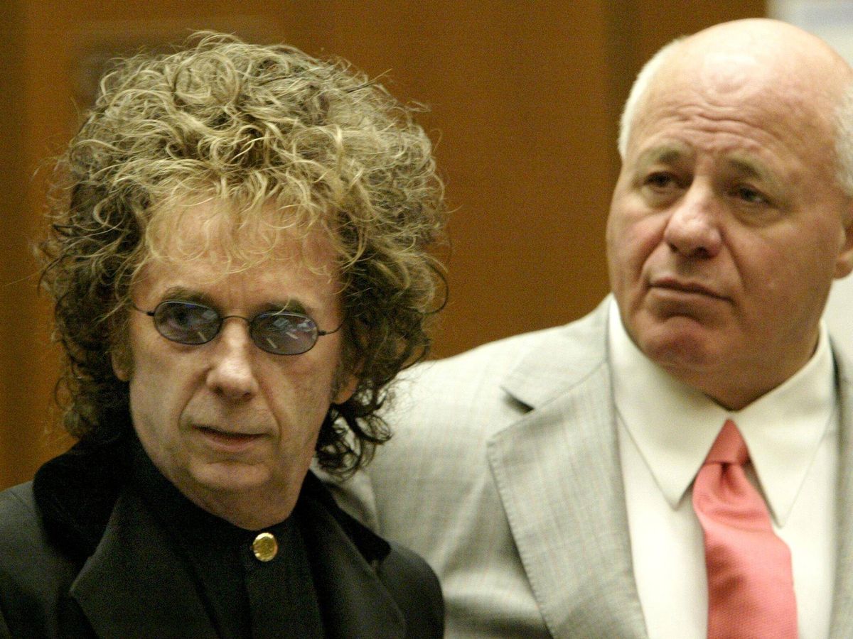 Foto: A la izquierda, Phil Spector durante su juicio por el asesinato de Lana Clarckson. (Movistar ) 