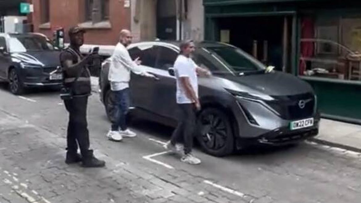 El surrealista momento de Guardiola: recibe una multa de tráfico y el agente le pide una foto