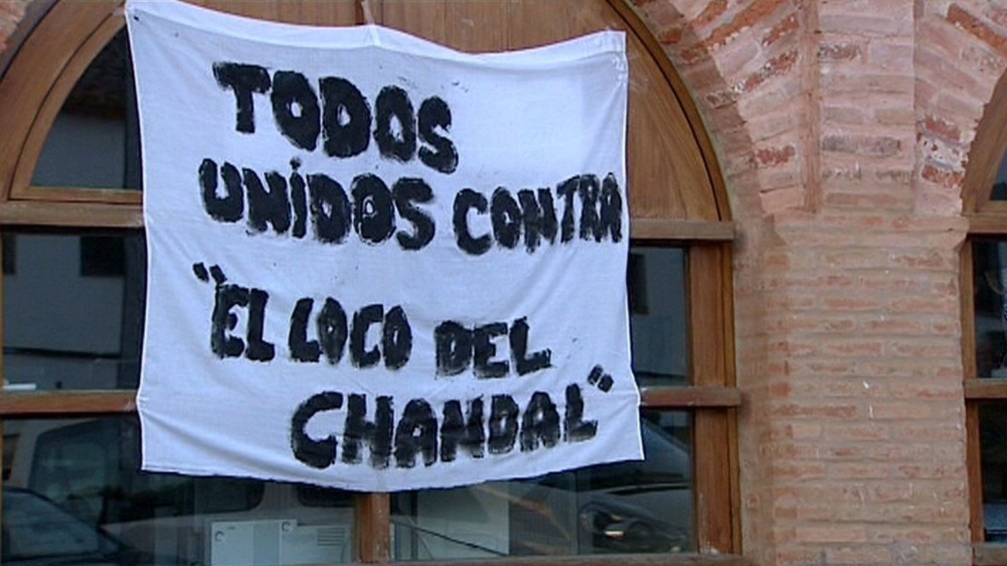 Una pancarta en una concentración de vecinos en la plaza de Almadén de la Plata contra 'El loco del chándal'. (EFE)