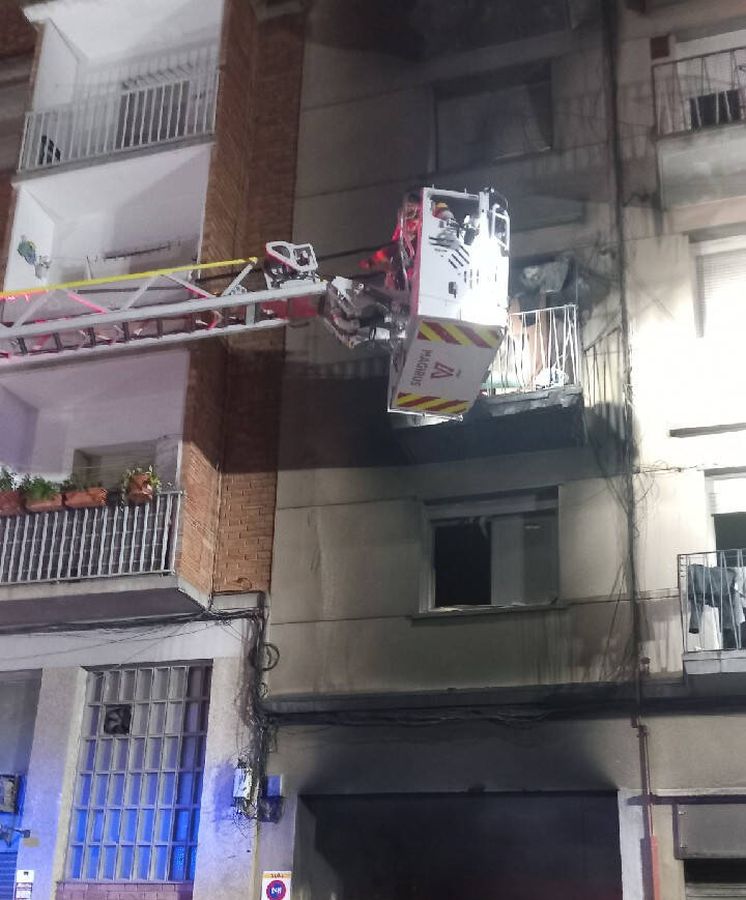 Un incendio provoca el derrumbe parcial de un edificio de ocho viviendas en Lleida