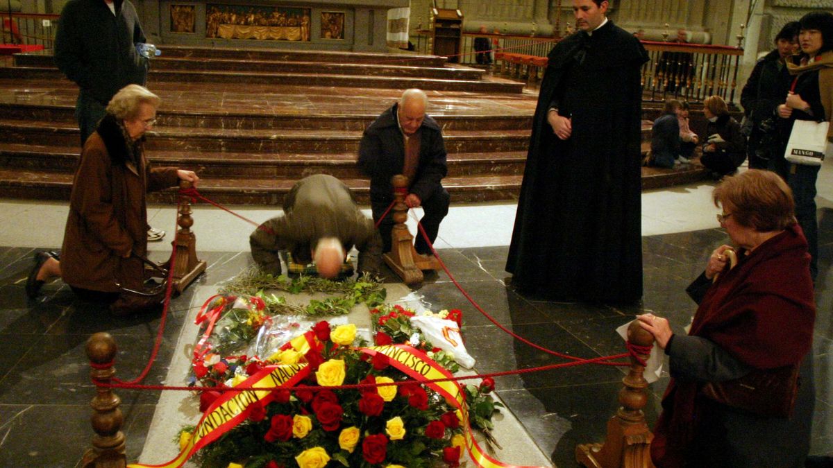Moncloa se inclina por un decreto ley para exhumar a Franco y evitar el control judicial