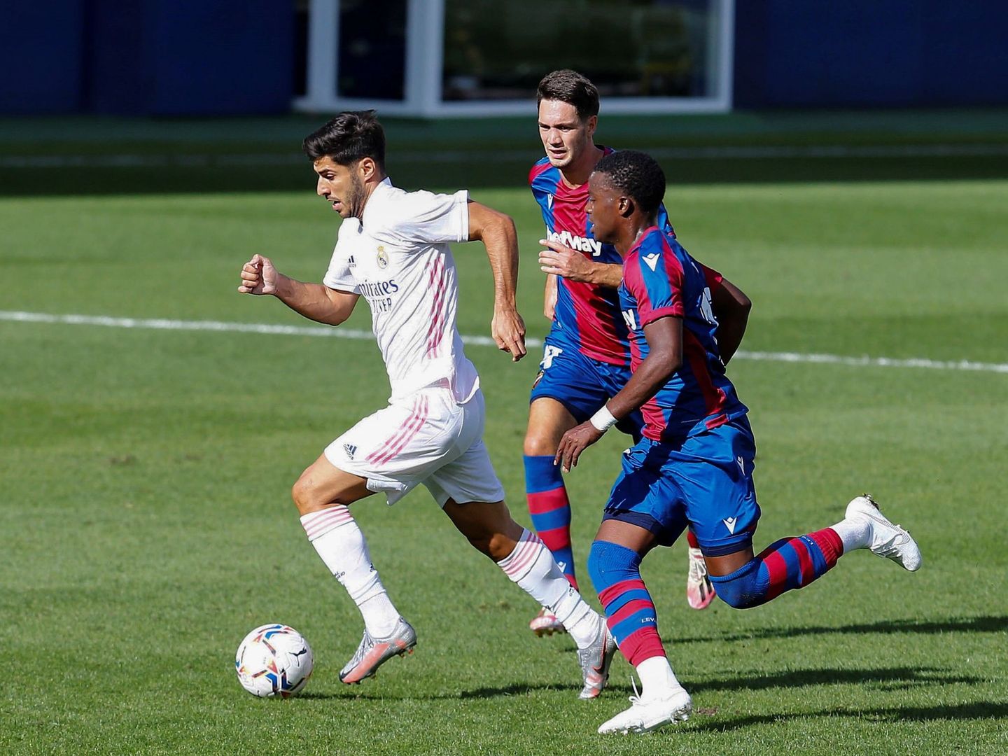 Marco Asensio conduce el balón en el partido contra el Levante. (Efe)