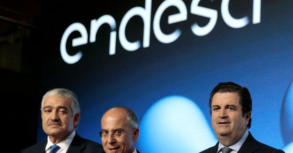 Foto: El presidente saliente de Endesa, Borja Prado, con el COE José Bogas y el vicepresidente Francesco Starace. (Reuters)