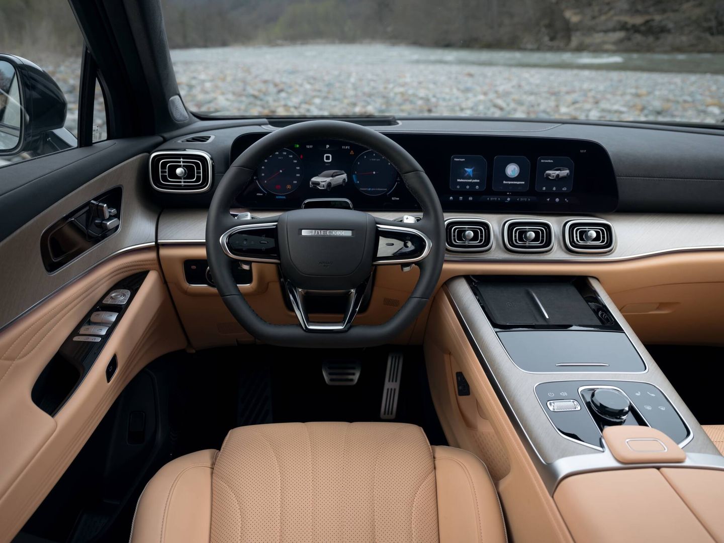 En el interior del J8 se percibe una cierta inspiración de Mercedes-Benz. Y muy buena calidad.