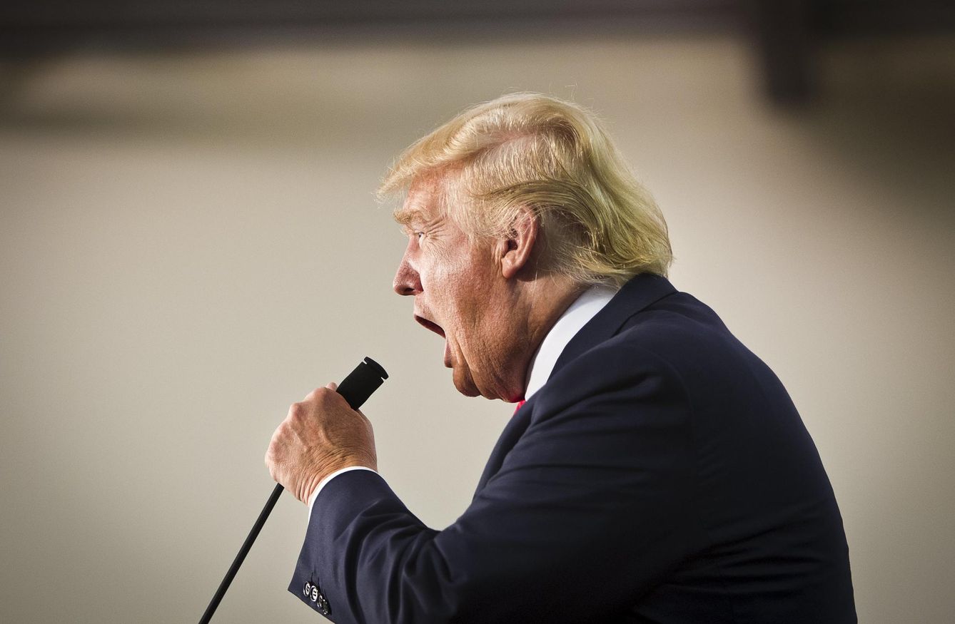 Trump anima a la audiencia durante su tour político 'Make america great again', en Iowa (Reuters).