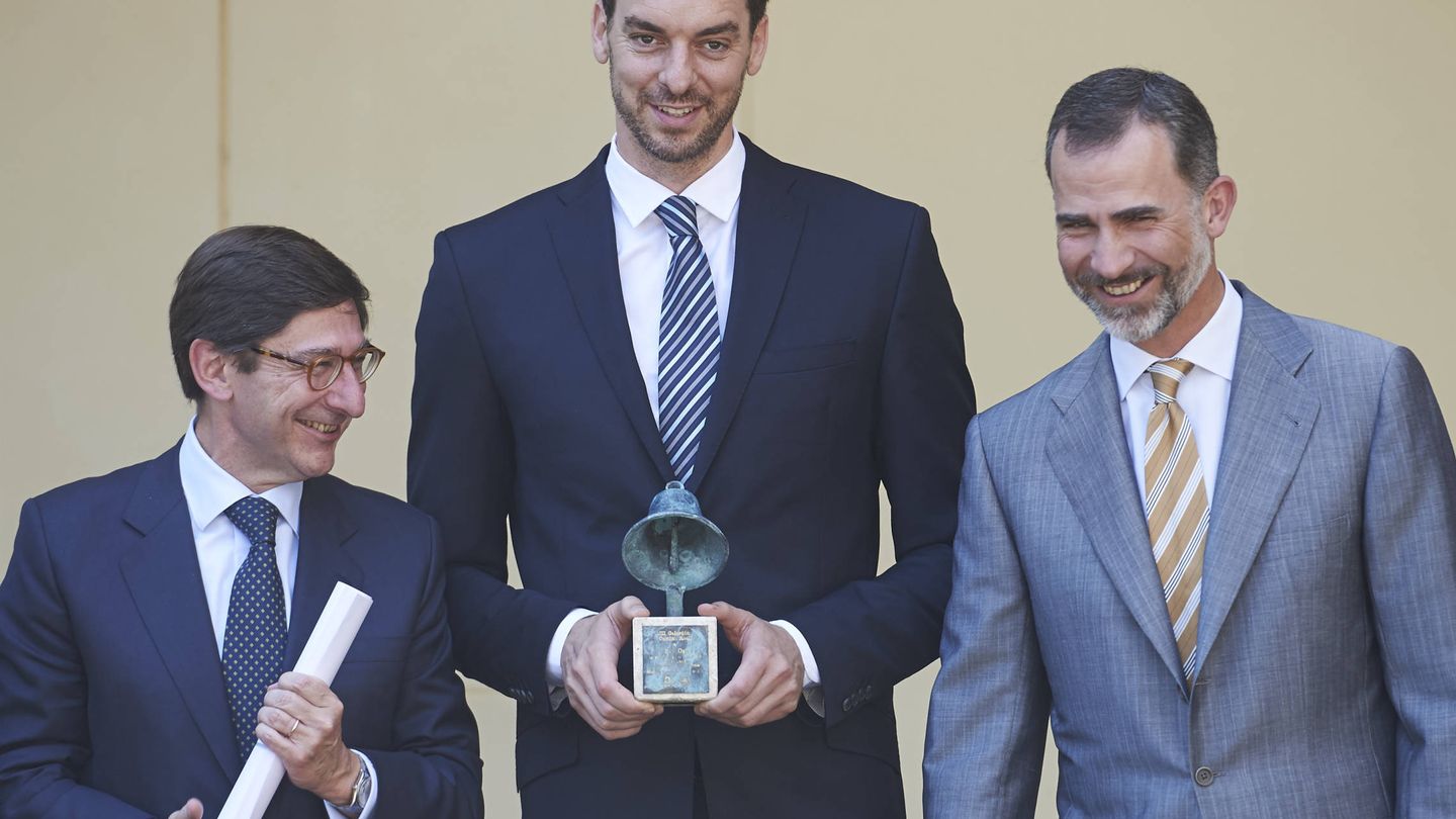 José Ignacio Goirigolzarri, junto a Pau Gasol y el rey Felipe en una entrega de premios. (Getty)