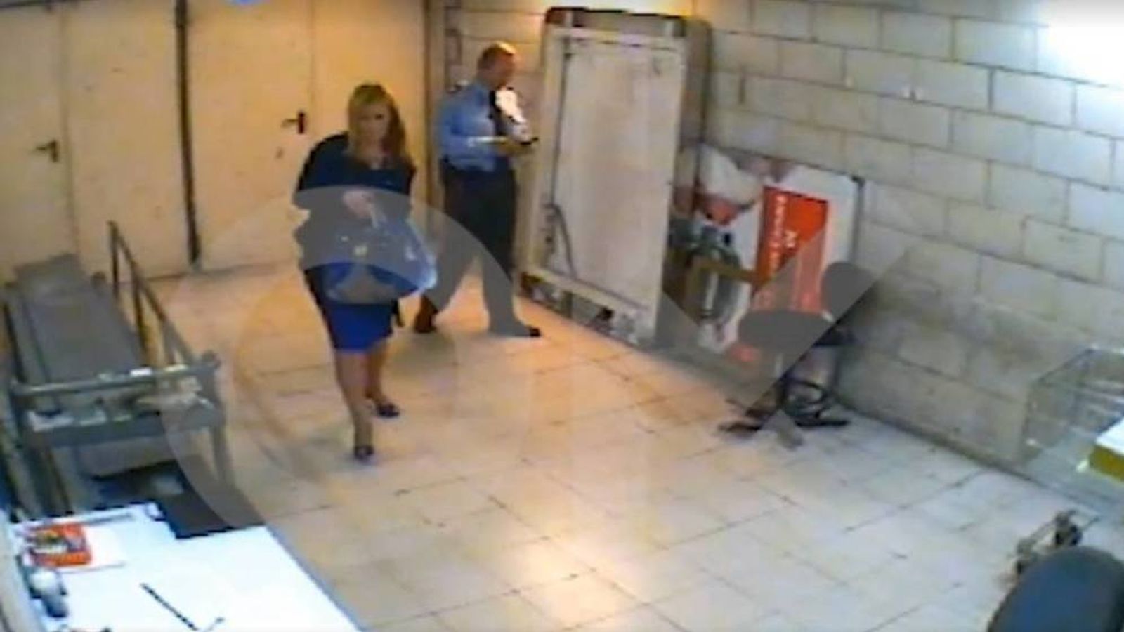 Foto: Captura del vídeo del hurto de Cifuentes en el Eroski de Vallecas.
