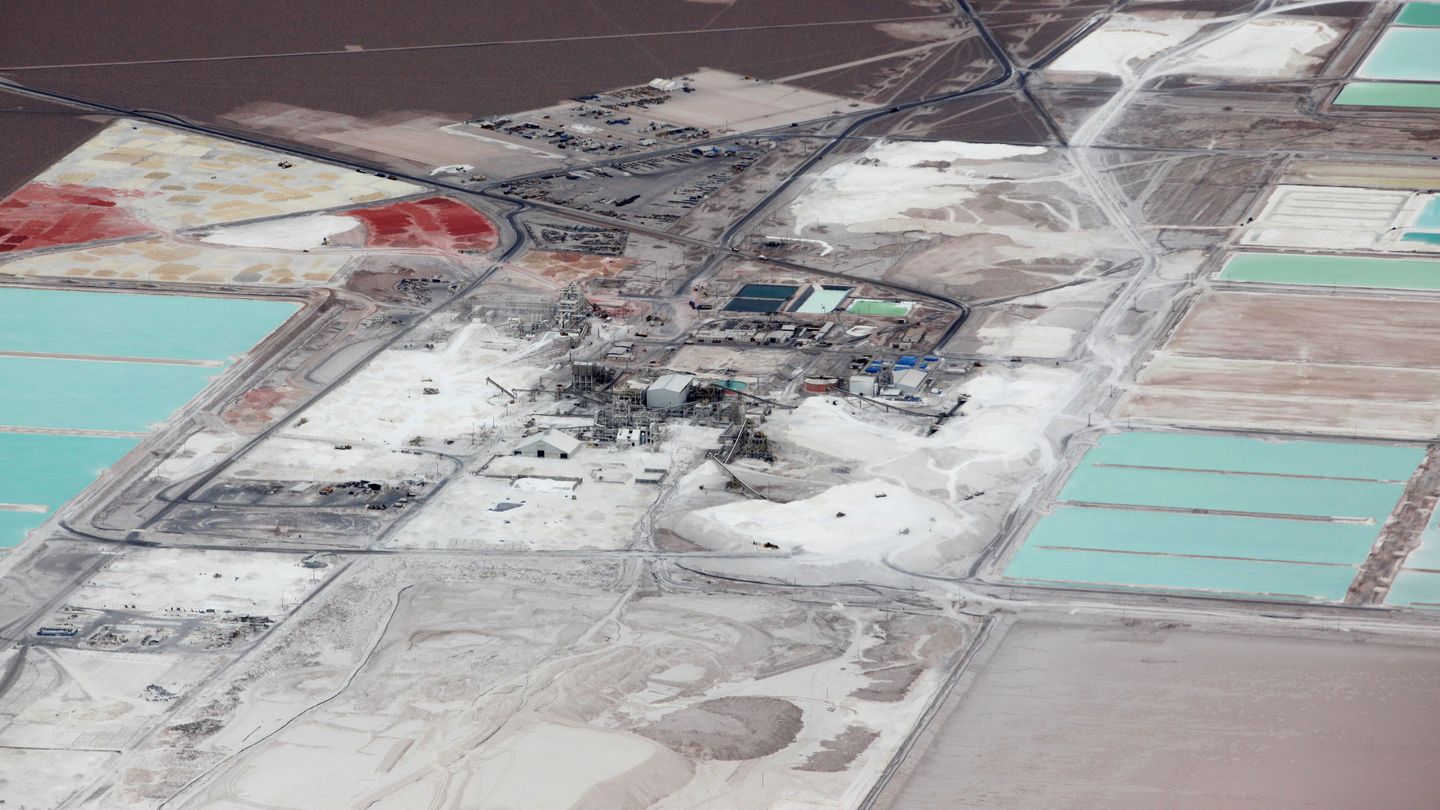 Imagen aérea de varias minas de litio. (Reuters)