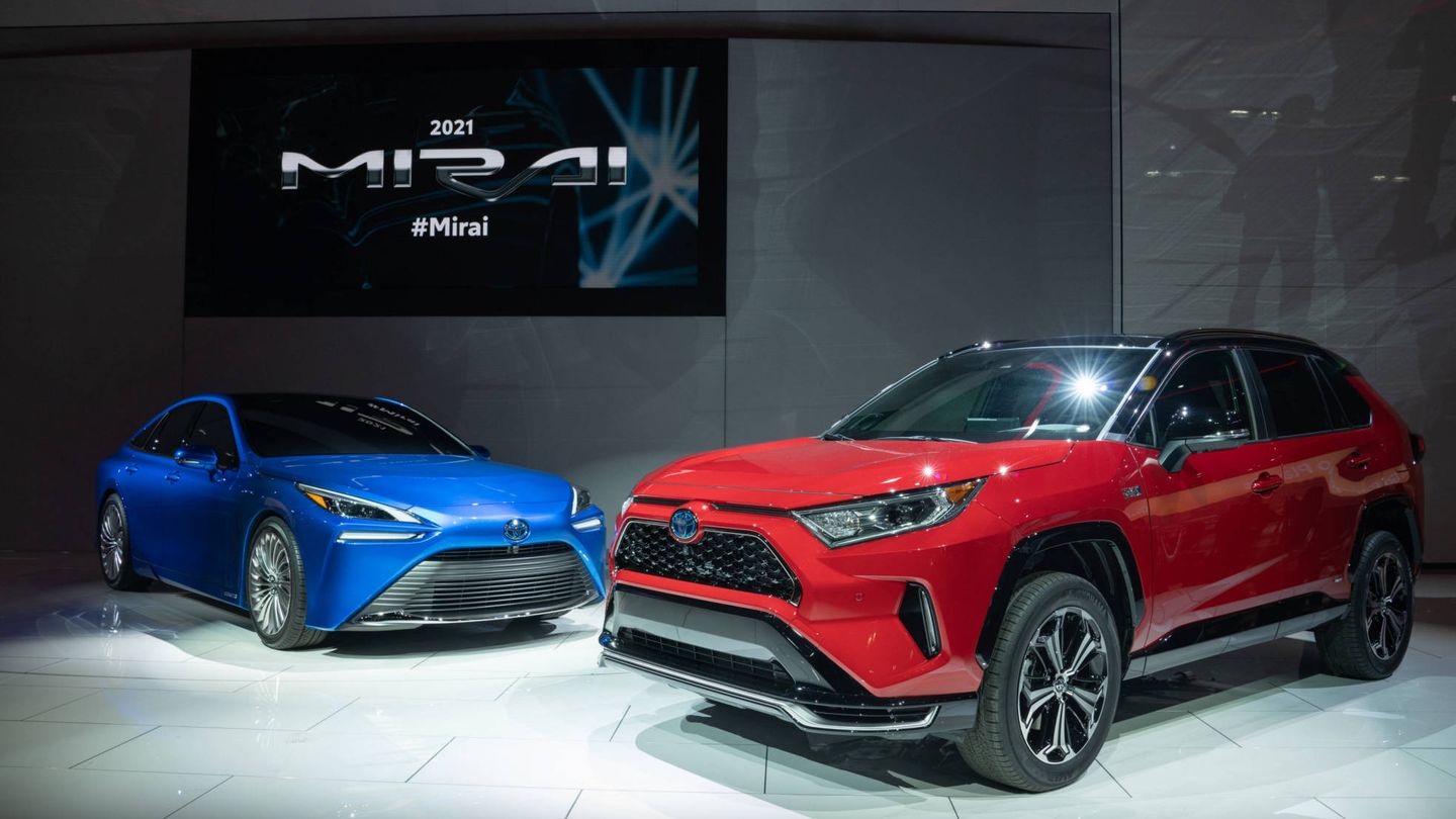 El Toyota Mirai es la apuesta de futuro y el RAV4 el presente con su sistema híbrido.