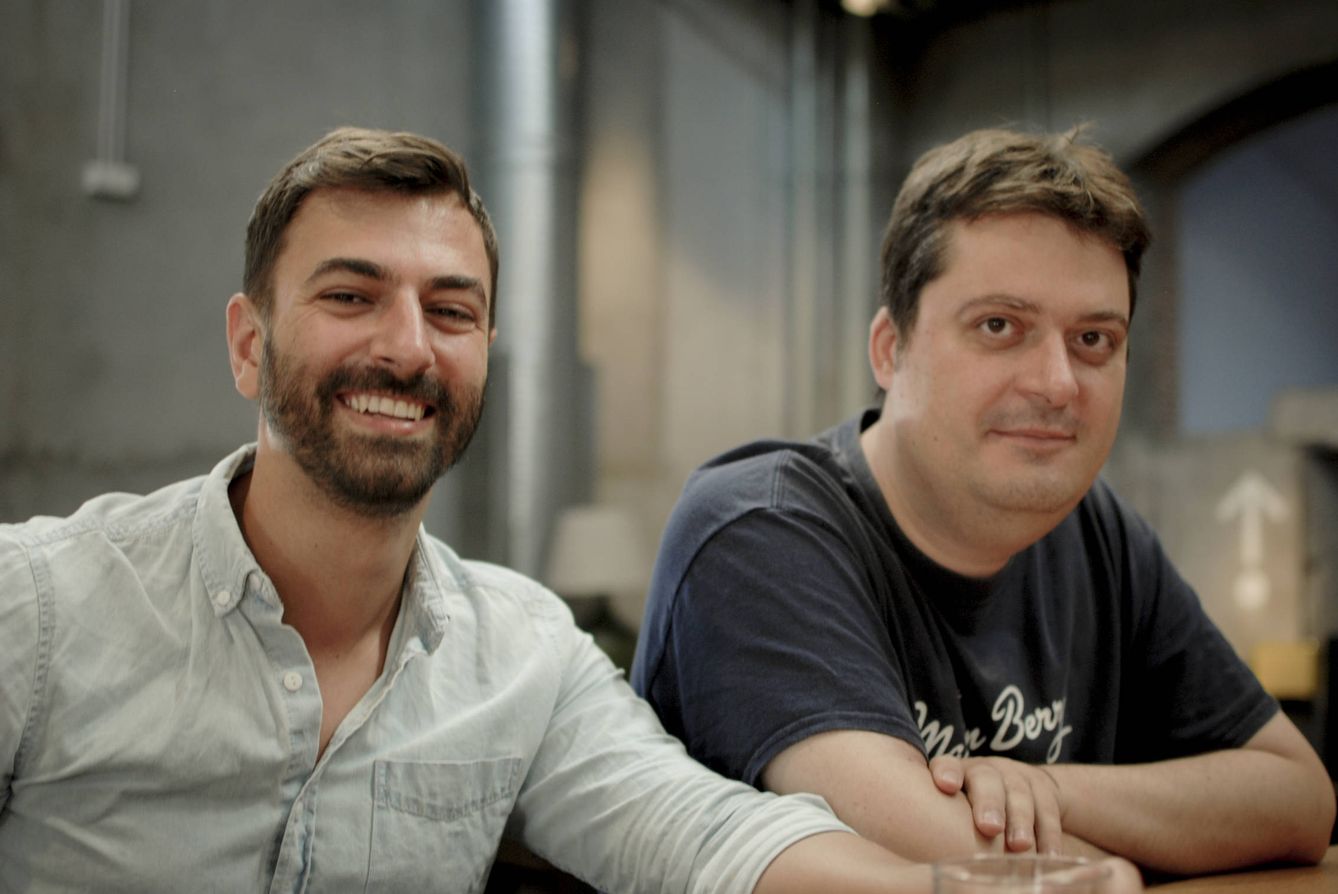Modesto García y Manuel Bartual han estado preparando el nuevo hilo durante dos meses (Alba Diethelm)
