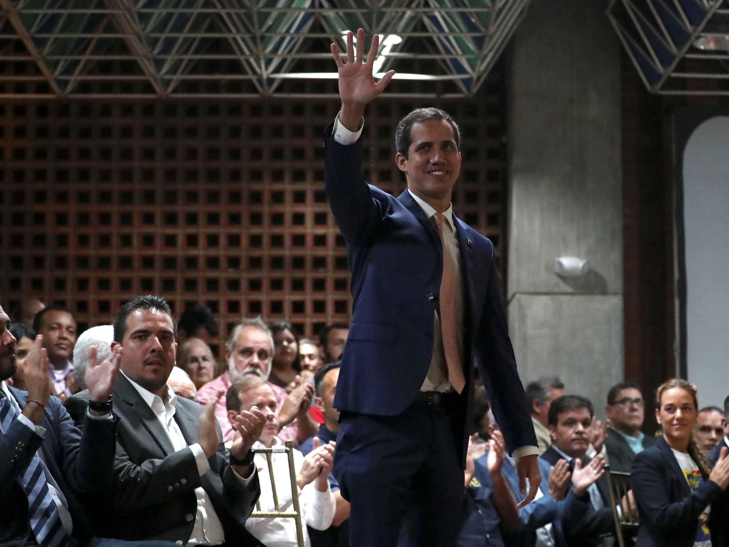 Juan Guaidó durante un encuentro con líderes políticos en Caracas. (Reuters)