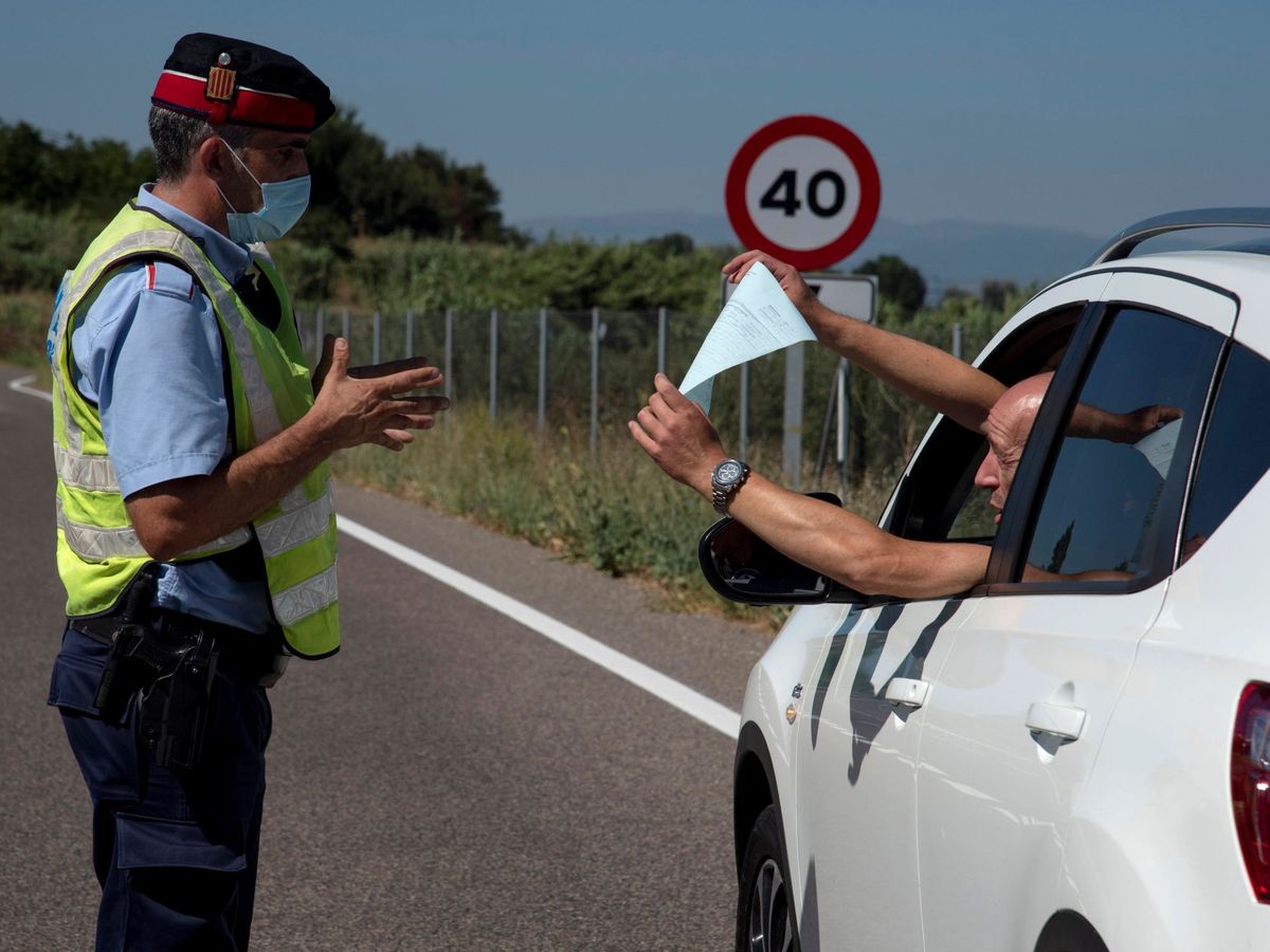 Foto: Un Mosso d'Esquadra realiza un control de carreteras en la comarca del Segrià. (EFE)