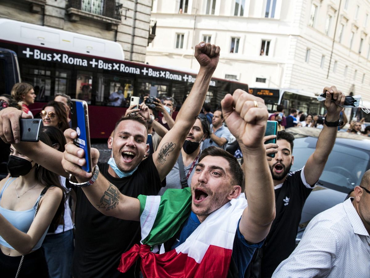Foto: Italianos celebran en Roma el éxito de la selección (EFE)