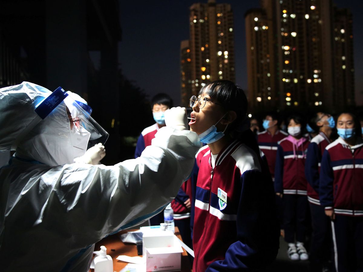 Foto: Test del coronavirus en Qingdao. (Reuters)