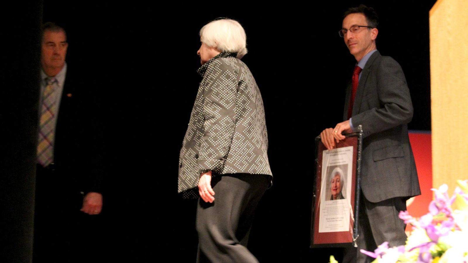 Foto: La presidenta de la Fed, Janet Yellen, abandona el estrado en su reciente conferencia en la Universidad de Massachusetts (Reuters)