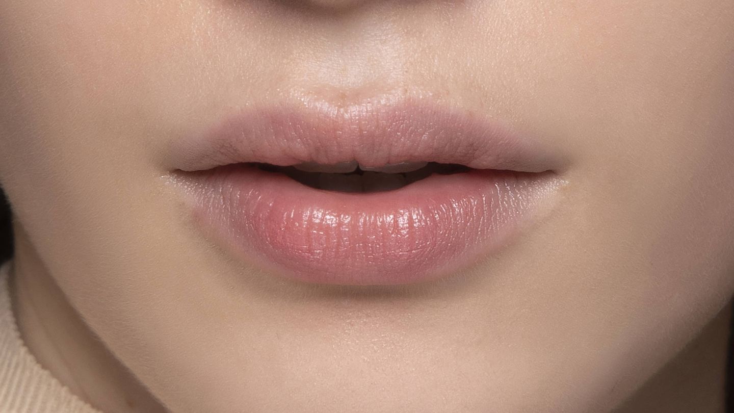El volumen de los labios también se puede ver beneficiado de los lip rollers.  (Imaxtree)