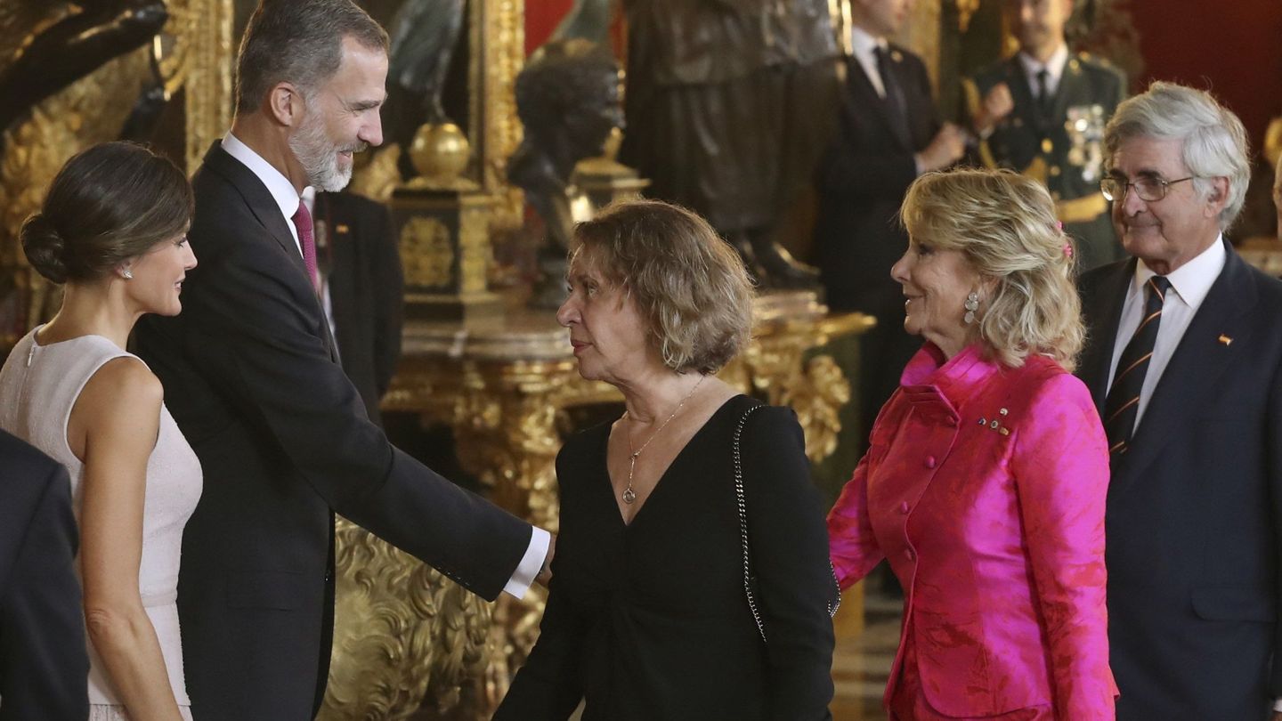 Esperanza Aguirre, junto a su marido, Fernando Ramírez de Haro, saludan a los Reyes. (EFE)