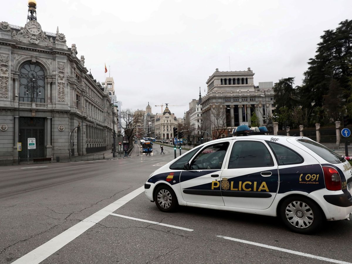 Foto: Un coche de policía frente al Banco de España en pleno confinamiento. (EFE)