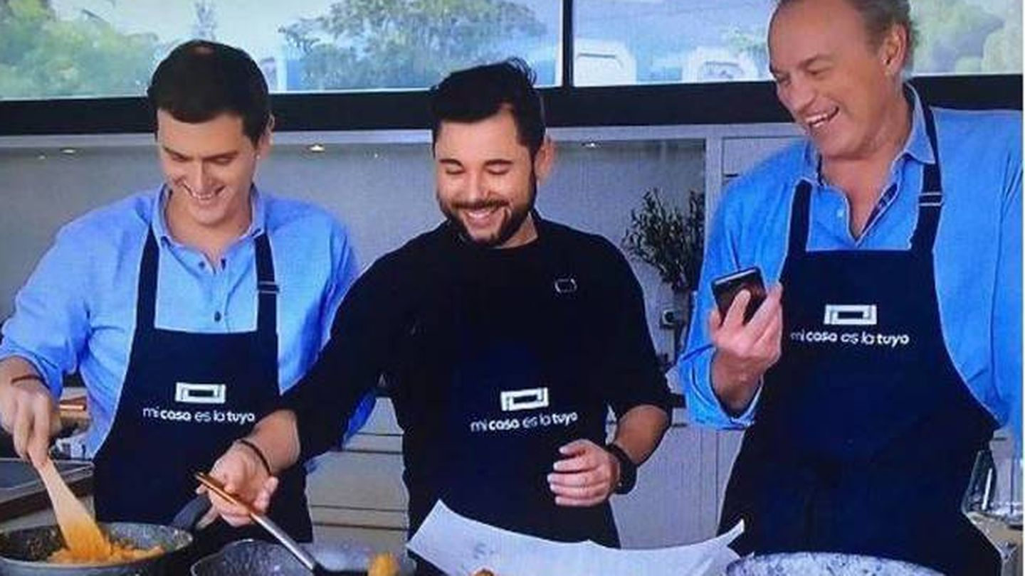 Albert Rivera, Miguel Poveda y Bertín Osborne, cocinando en 'Mi casa es la tuya'. (Mediaset)