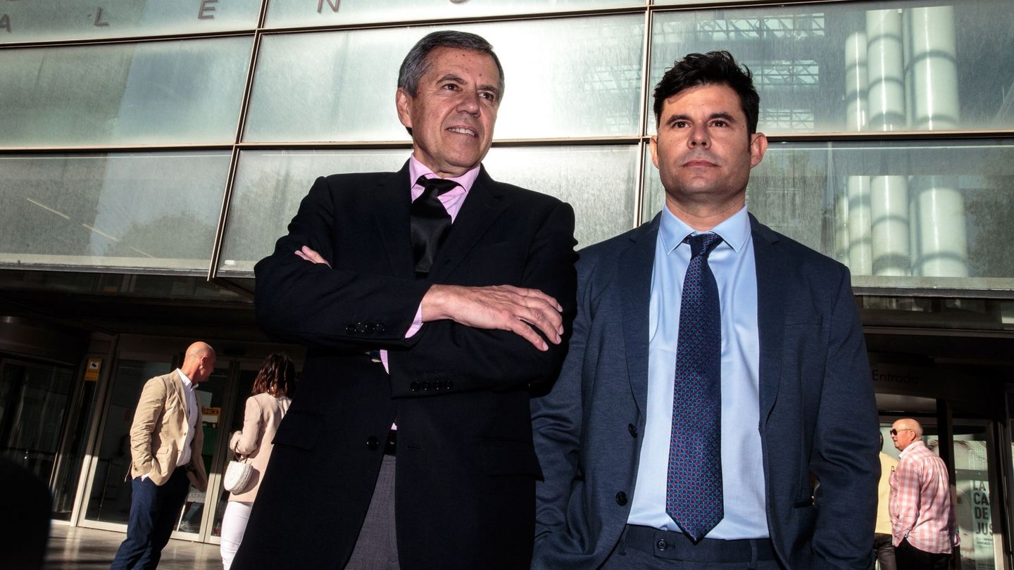 Javier Sánchez-Santos junto a su abogado, Fernando Osuna. (EFE)