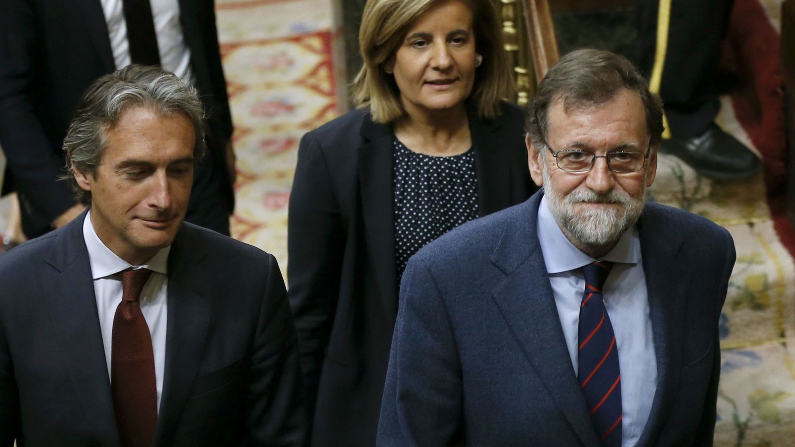 Foto: El presidente del Gobierno, Mariano Rajoy, y el ministro De la Serna, tras la aprobación. (EFE)
