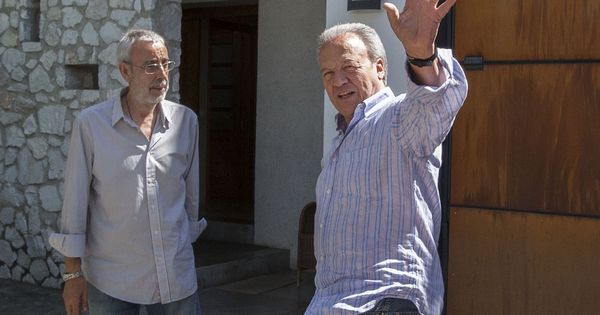 Foto: El exalcalde de Jerez de la Frontera (Cádiz) Pedro Pacheco a su llegada a su domicilio en su primer permiso penitenciario. (EFE)
