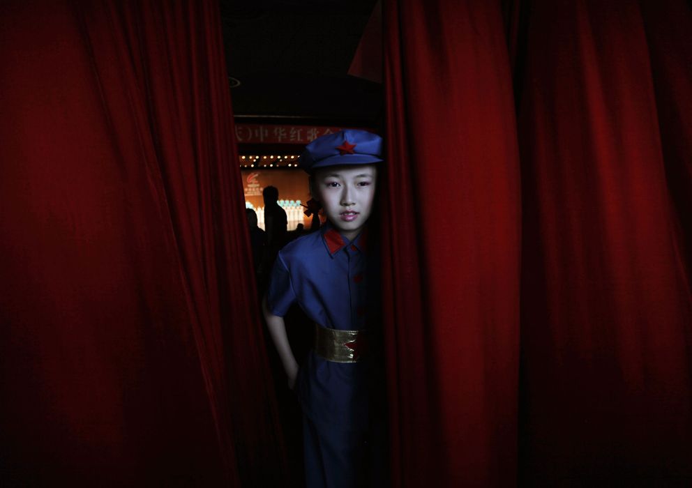 Foto: Una estudiante china vestida con el uniforme del Ejército rojo participa en un concurso de canciones revolucionarias en Chongging (Reuters). 