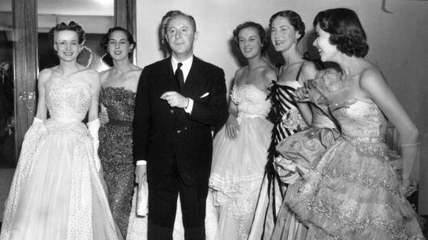 Christian Dior, junto a sus modelos tras un desfile en Londres en los años 50. (Fred Ramage/Keystone/Getty)