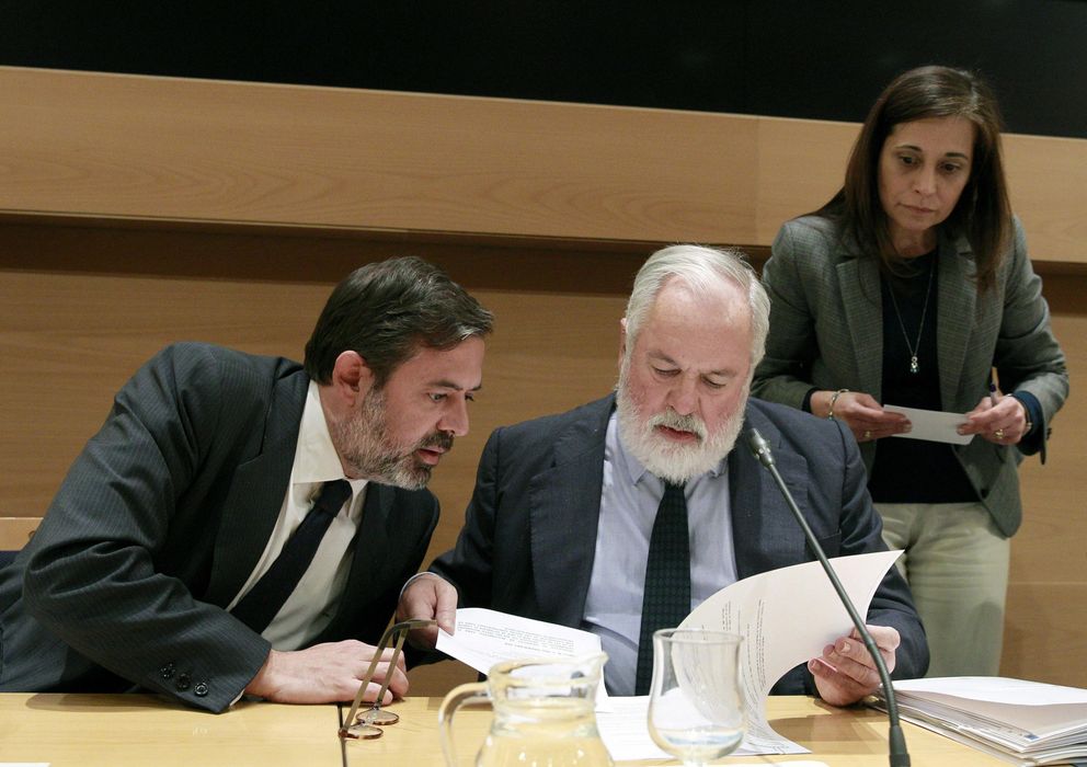 Foto: Arias Cañete, con el secretario de Estado de Medio Ambiente, Federico Ramos de Armas, el pasado miércoles. (Efe)