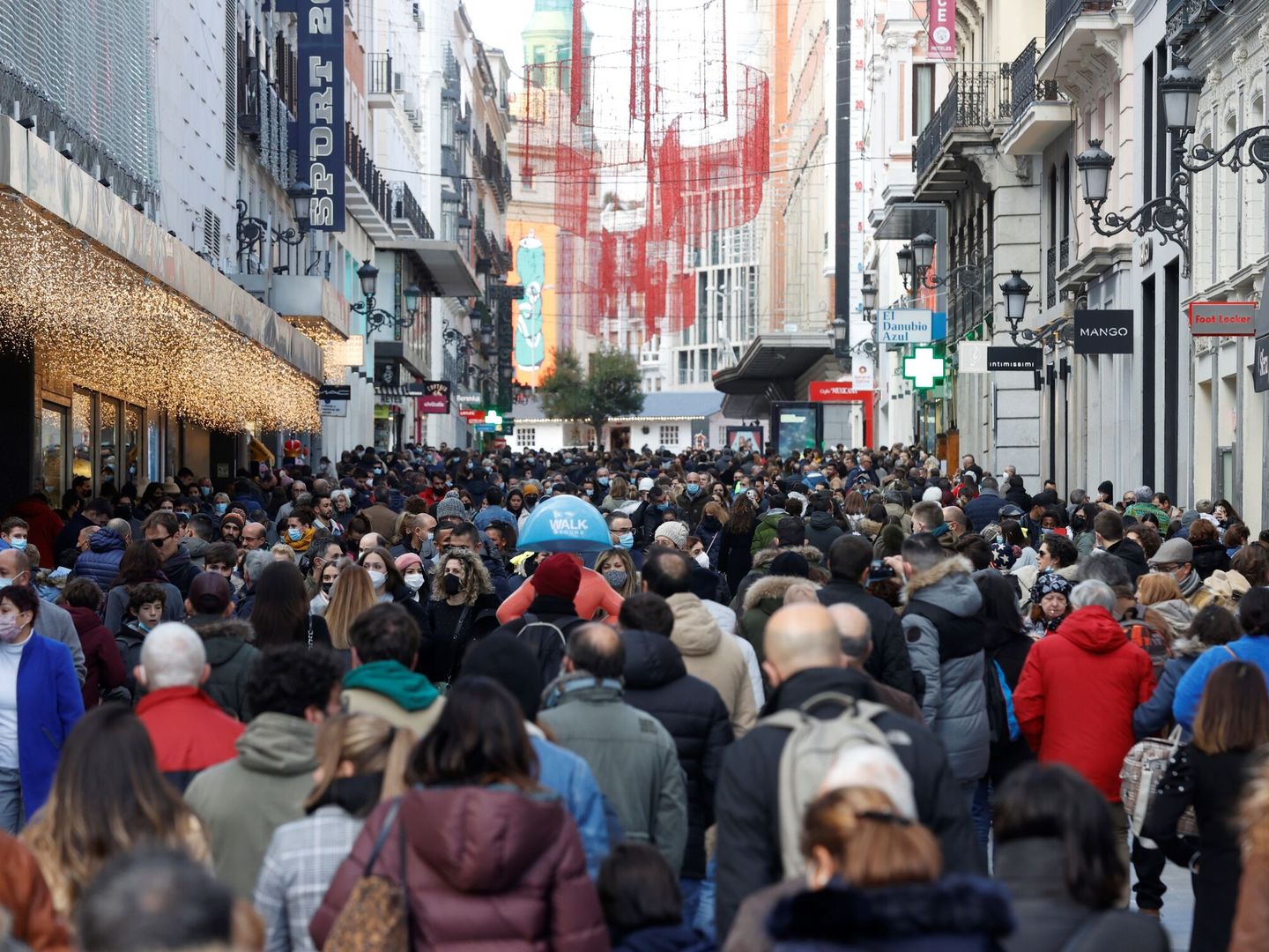 Vista de la gente en la calle Preciados en Madrid este domingo antes del comienzo de la Navidad. (EFE/Juan Carlos Hidalgo)