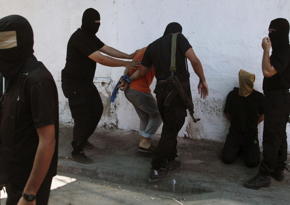Foto: Militantes de Hamás rodean a supuestos colaboracionistas antes de ejecutarlos en Ciudad de Gaza (Reuters).