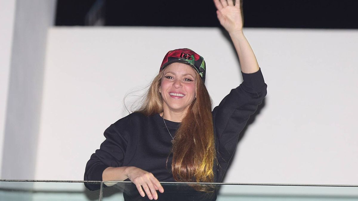 Shakira celebra sus 46 años con tartas de Twingo, mariachis y avalancha de fans 