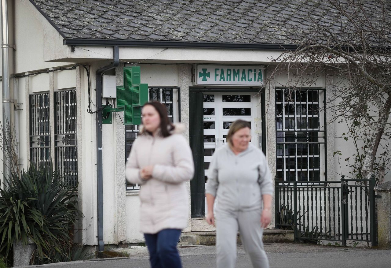 Dos personas salen de una farmacia en Lugo. (Europa Press/Carlos Castro)