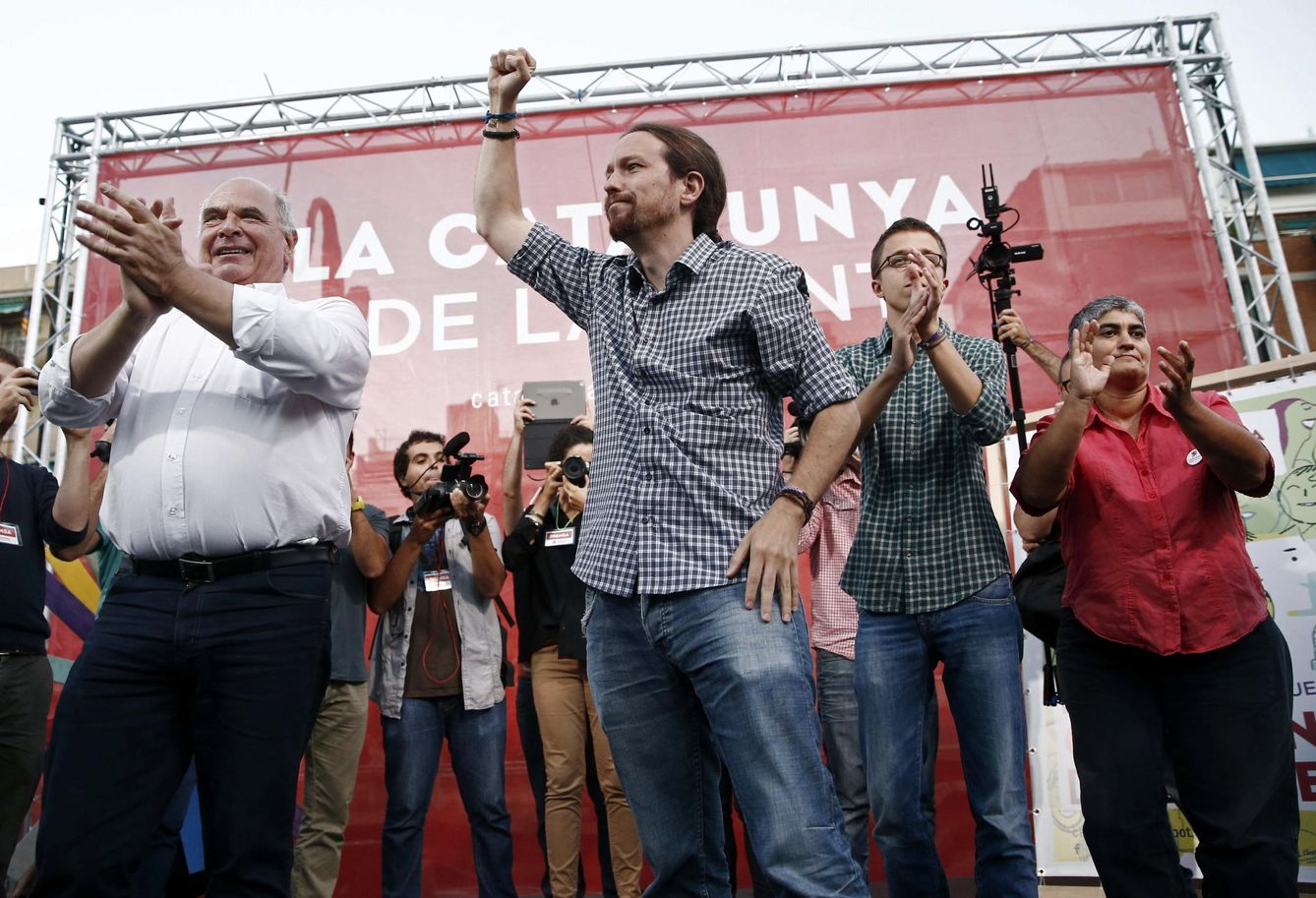 El secretario general de Podemos, Pablo Iglesias, junto a Lluis Rabell e Íñigo Errejón. (EFE)