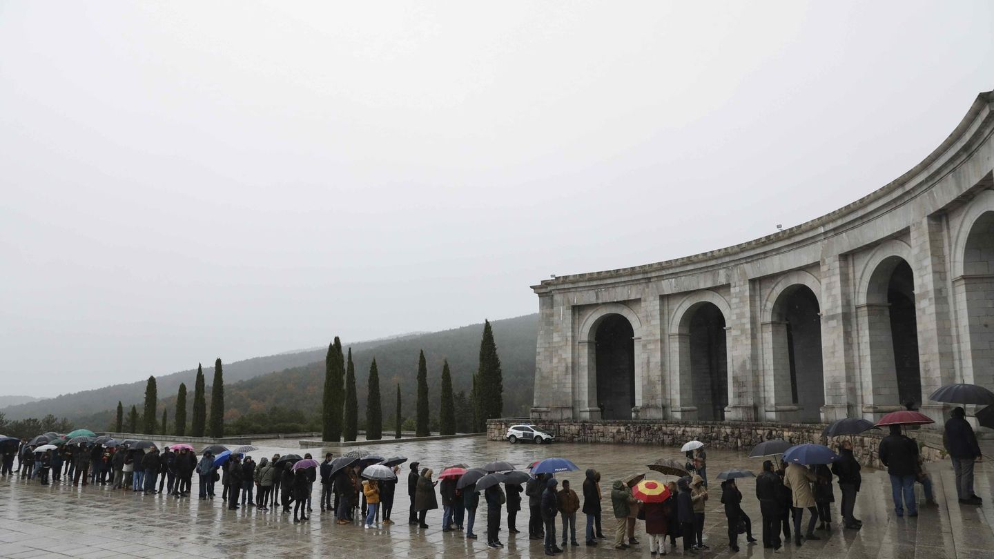 Cola de gente bajo la lluvia para acceder a la basílica del Valle de los Caídos donde reposan los restos de Franco.(Reuters)