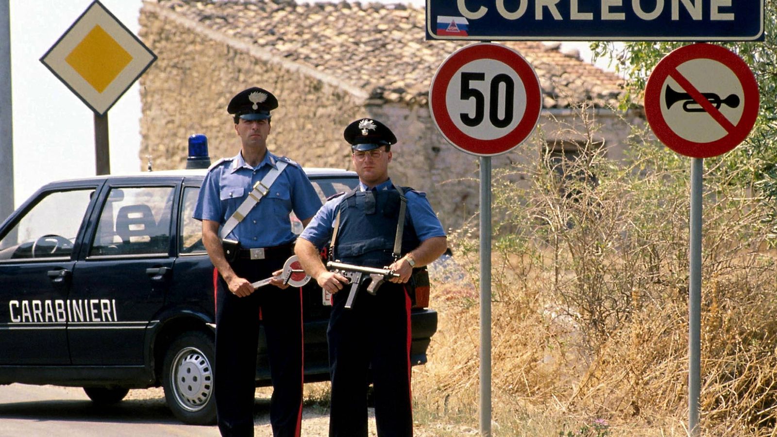 Foto: Carabinieros italianos montan guardia en la localidad de Corleone. (Reuters)