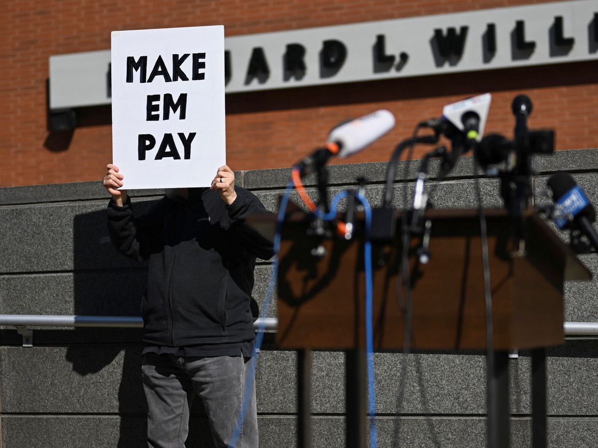 Foto: Protestas en los alrededores del juicio celebrado en Delaware. (Reuters/Mark Makela)