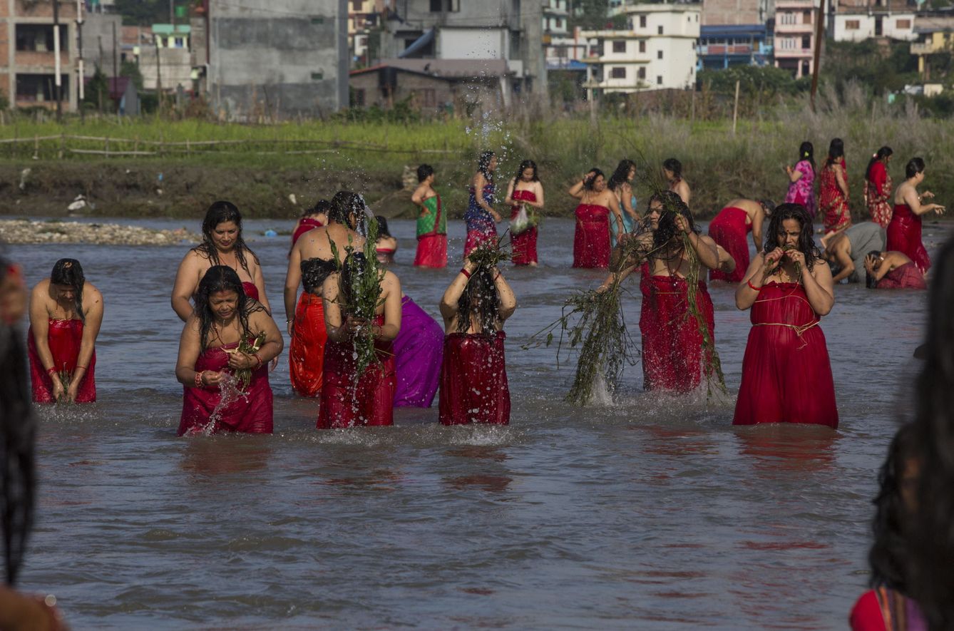 Durante el festival Rishi Panchami, las mujeres nepalesas adoran a Sapta Rishi pidiendo perdón por sus pecados sexuales y religiosos cometidos durante sus periodos menstruales durante todo el año. (Narendra Shrestha/EFE)