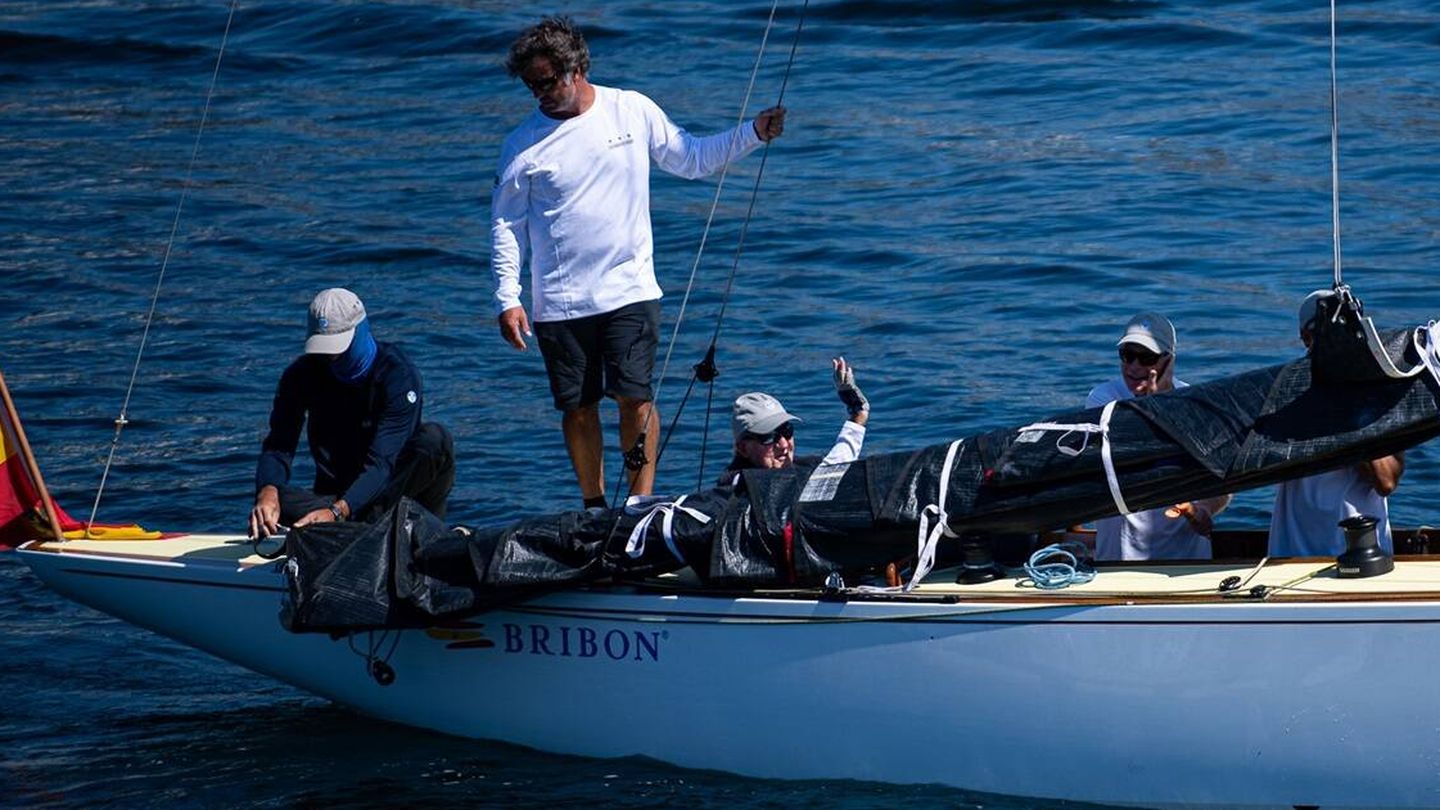 El rey Juan Carlos, navegando en Sanxenxo. (Europa Press)