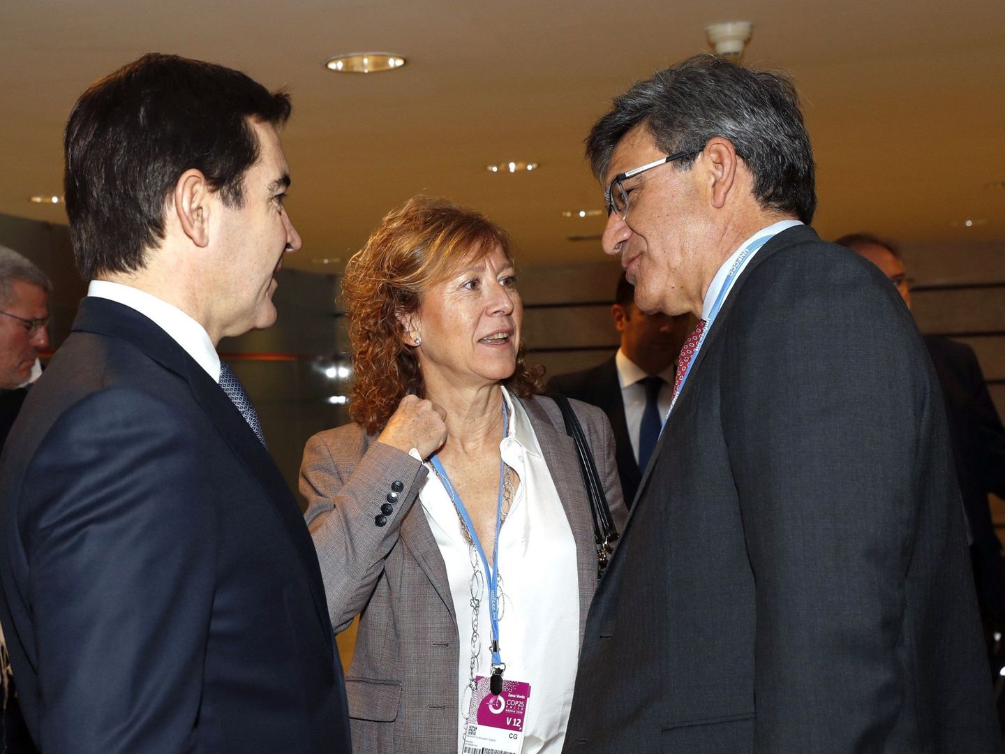 El presidente de BBVA, Carlos Torres (i), la subgobernadora del Banco de España, Margarita Delgado (c), y el consejero delegado de Banco Santander, José Antonio Álvarez (d). (EFE)