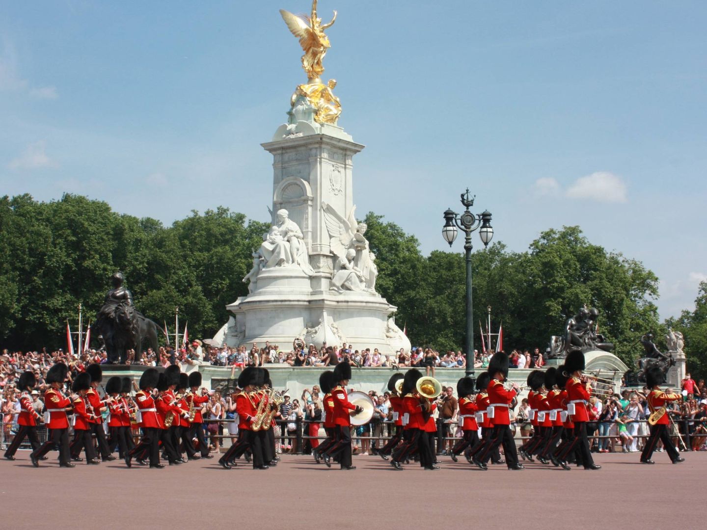 Un desfile de la guardia real junto a Buckingham Palace. (Foto: Visit London)