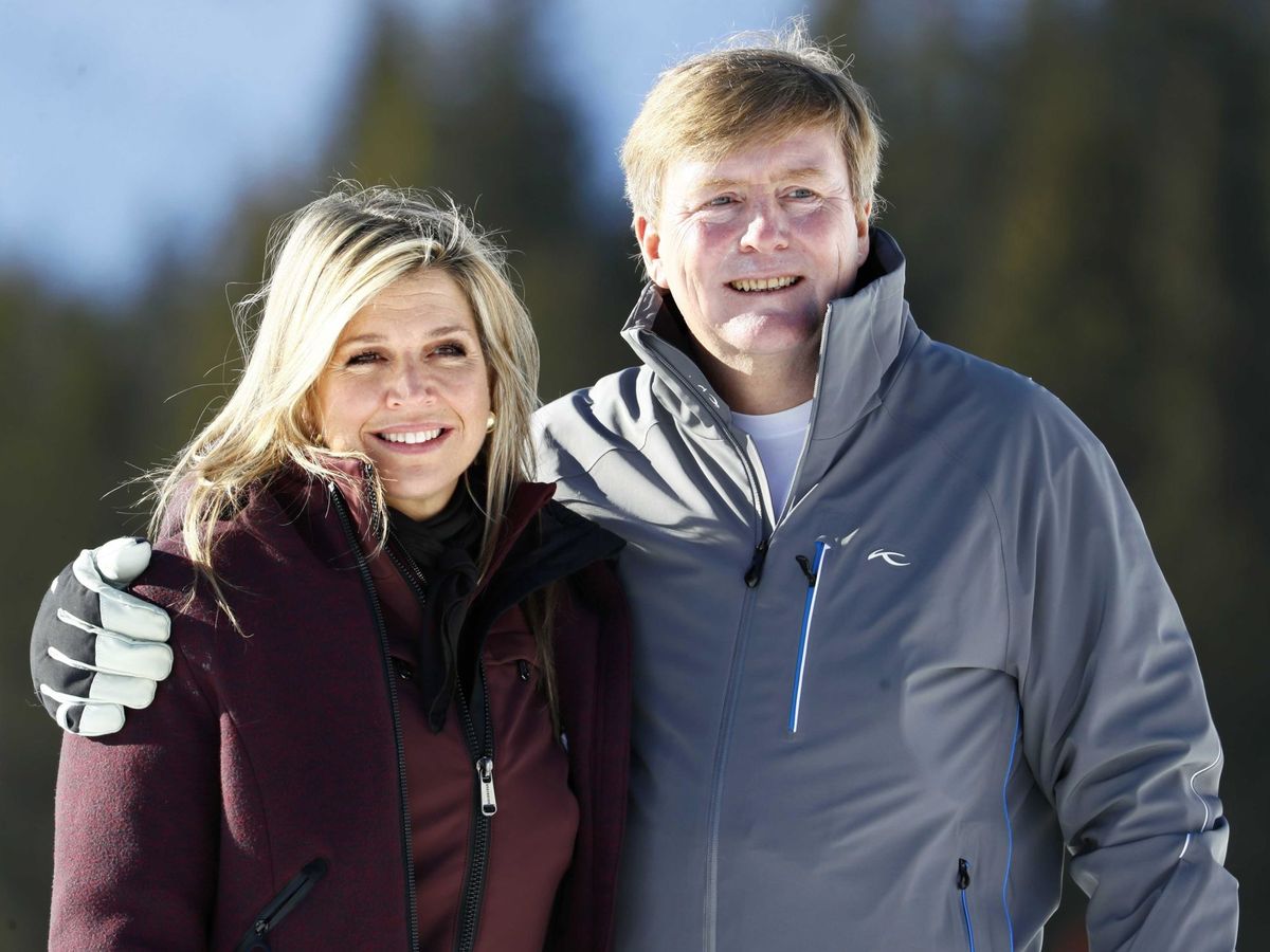 Foto: Guillermo y Máxima, durante el posado familiar en la estación de esquí de Lech, en 2019. (EFE)
